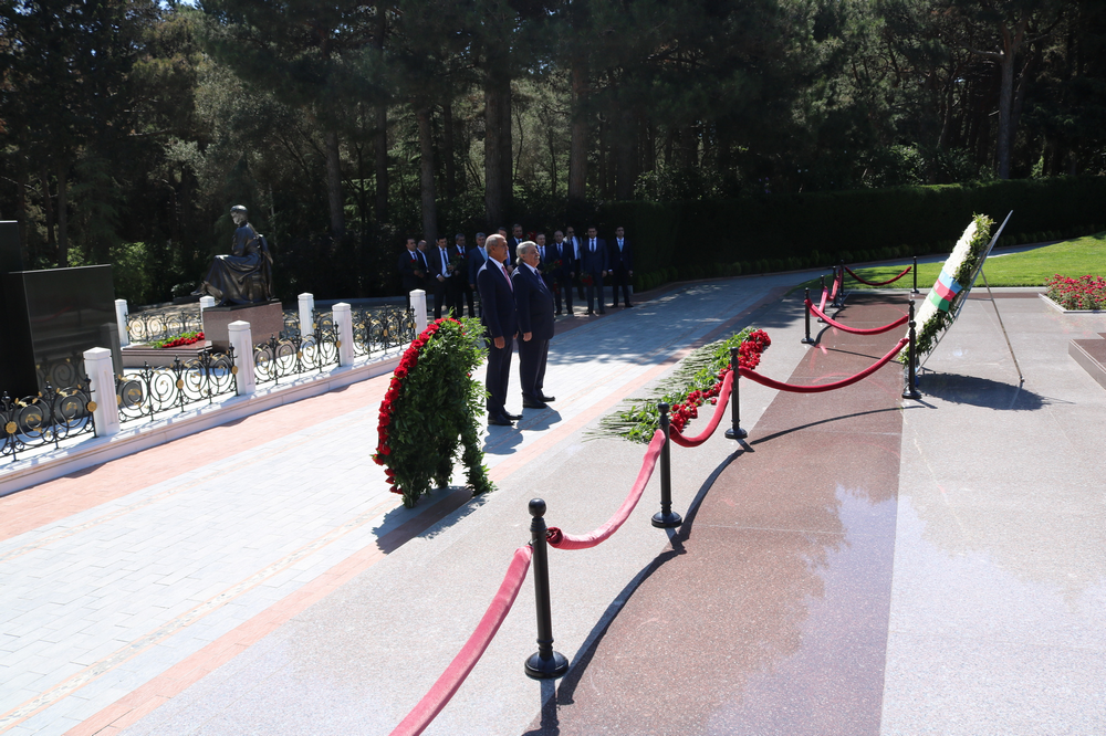 Посещение могилы Общенационального лидера Гейдара Алиева