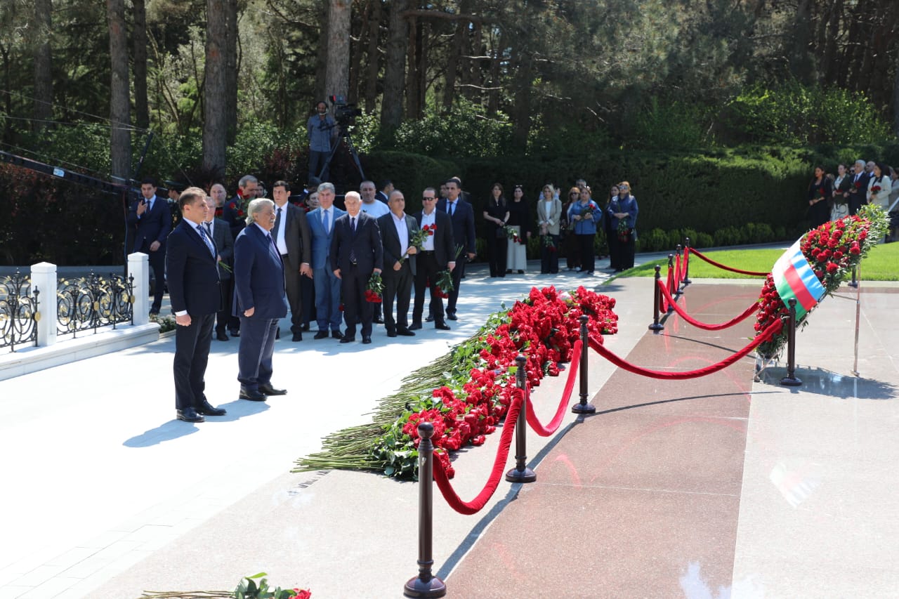 ​Əqli Mülkiyyət Agentliyinin rəhbərliyi və kollektivi Ümummilli Liderin xatirəsini yad edib